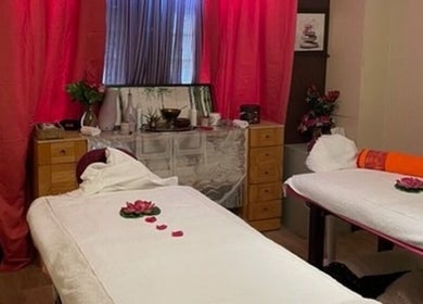 Salle de massage élégante au Tibet Royal Spa, Paris, Île-de-France, FR, avec lits jumeaux décorés.