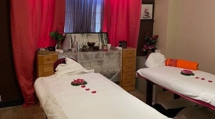 Salle de massage élégante au Tibet Royal Spa, Paris, Île-de-France, FR, avec lits jumeaux décorés.