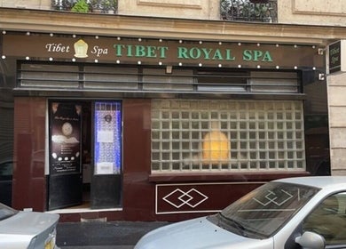 Vue extérieure du Tibet Royal Spa à Paris, Île-de-France, FR, montrant l'enseigne et la façade élégante.