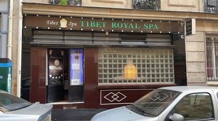Vue extérieure du Tibet Royal Spa à Paris, Île-de-France, FR, montrant l'enseigne et la façade élégante.