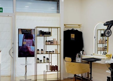 Interior moderno de C3 HAIR PRO en Barcelona, Catalunya, ES, mostrando productos de belleza en estanterías.