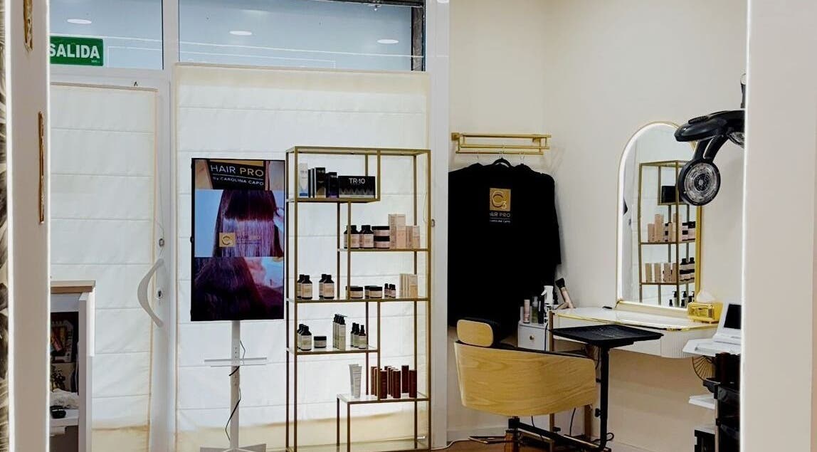 Interior moderno de C3 HAIR PRO en Barcelona, Catalunya, ES, mostrando productos de belleza en estanterías.