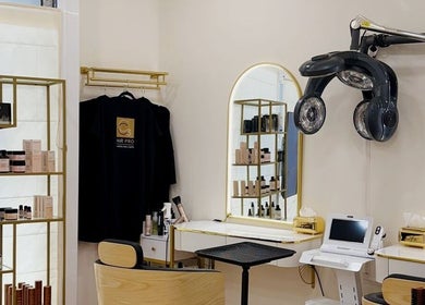 Interior moderno de C3 HAIR PRO, Barcelona, Catalunya, ES, destacando espejos dorados y equipos de peluquería.