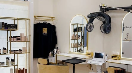 Interior moderno de C3 HAIR PRO, Barcelona, Catalunya, ES, destacando espejos dorados y equipos de peluquería.
