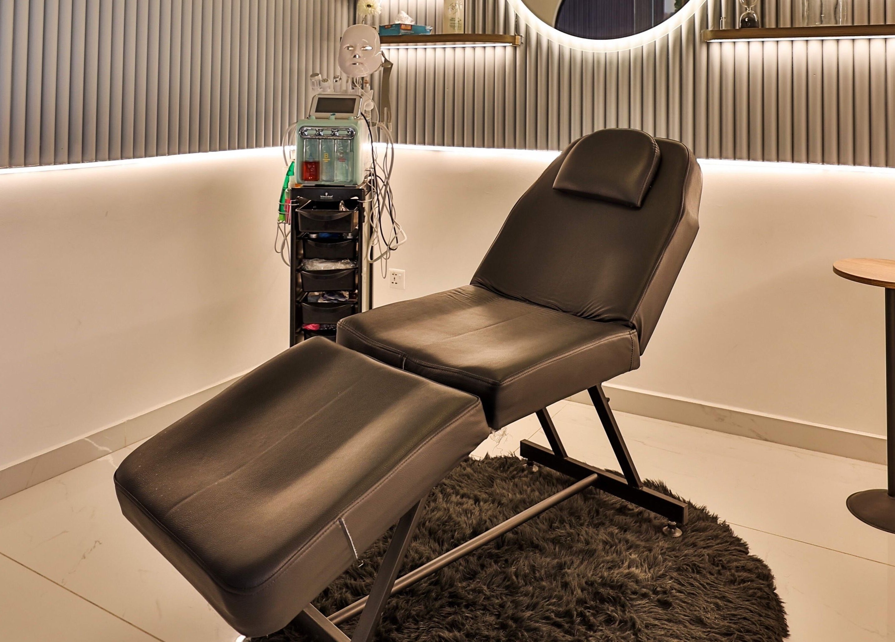 Relaxing therapy room at Signature Men's Spa By Mostafa in Amman, Amman Governorate, JO, offering premium treatments.