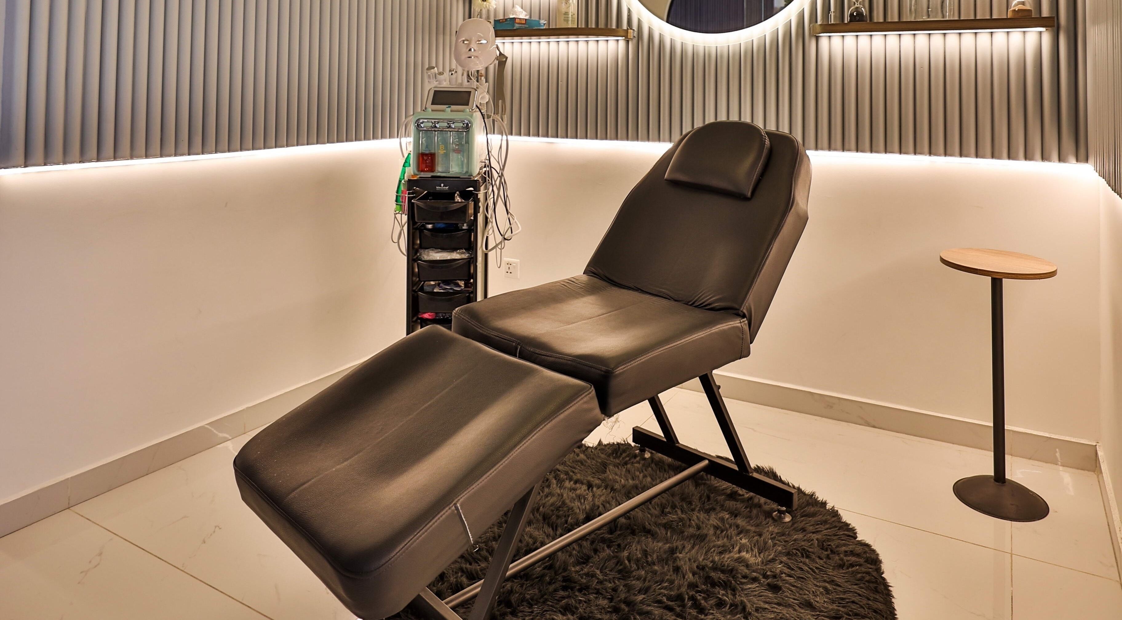 Relaxing therapy room at Signature Men's Spa By Mostafa in Amman, Amman Governorate, JO, offering premium treatments.