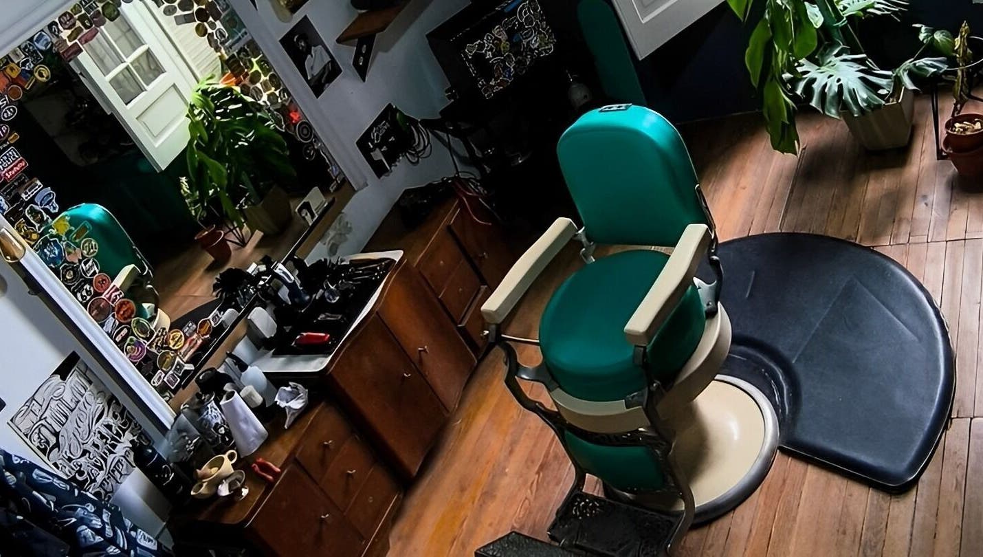 Silla de barbero en Barberia Dandy, Cañada De Gomez, Santa Fe, AR. Ambiente vintage y acogedor.