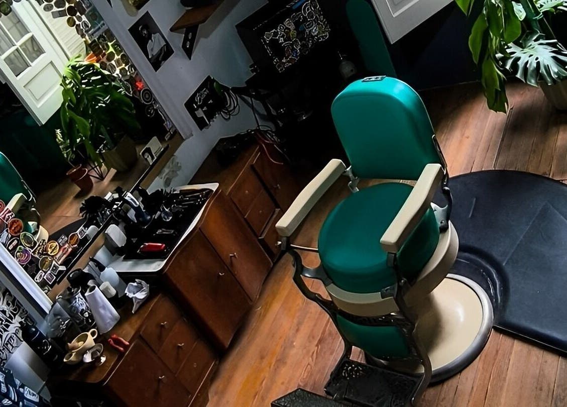 Silla de barbero en Barberia Dandy, Cañada De Gomez, Santa Fe, AR. Ambiente vintage y acogedor.