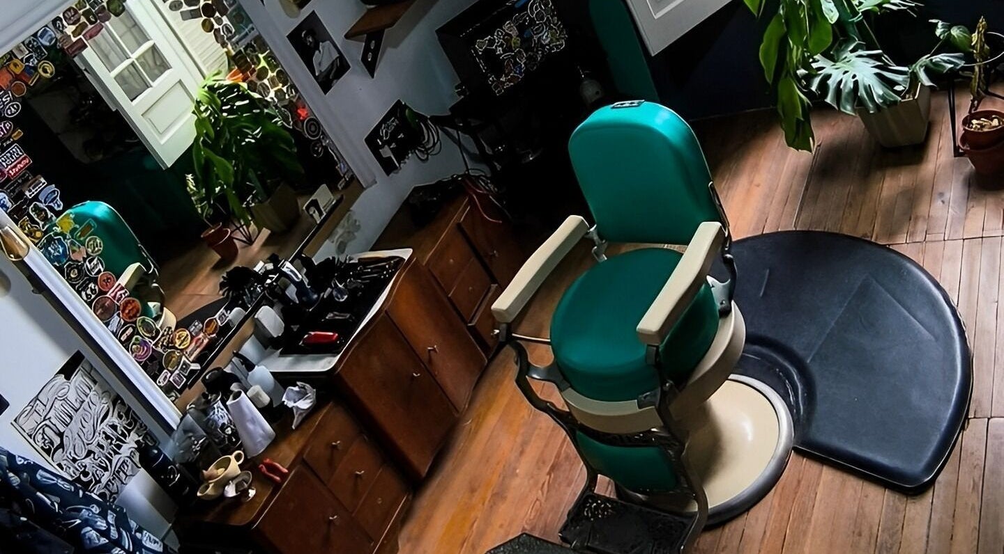 Silla de barbero en Barberia Dandy, Cañada De Gomez, Santa Fe, AR. Ambiente vintage y acogedor.