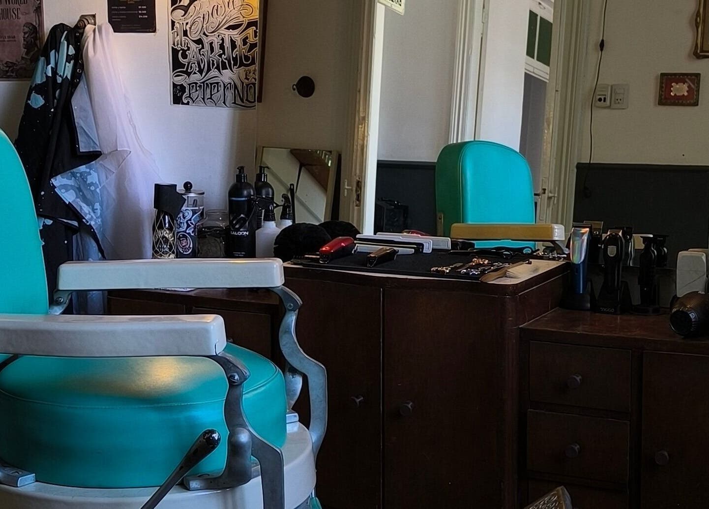 Silla de barbero vintage en Barberia Dandy, Cañada De Gomez, Santa Fe, AR. Decoración clásica y herramientas profesionales.