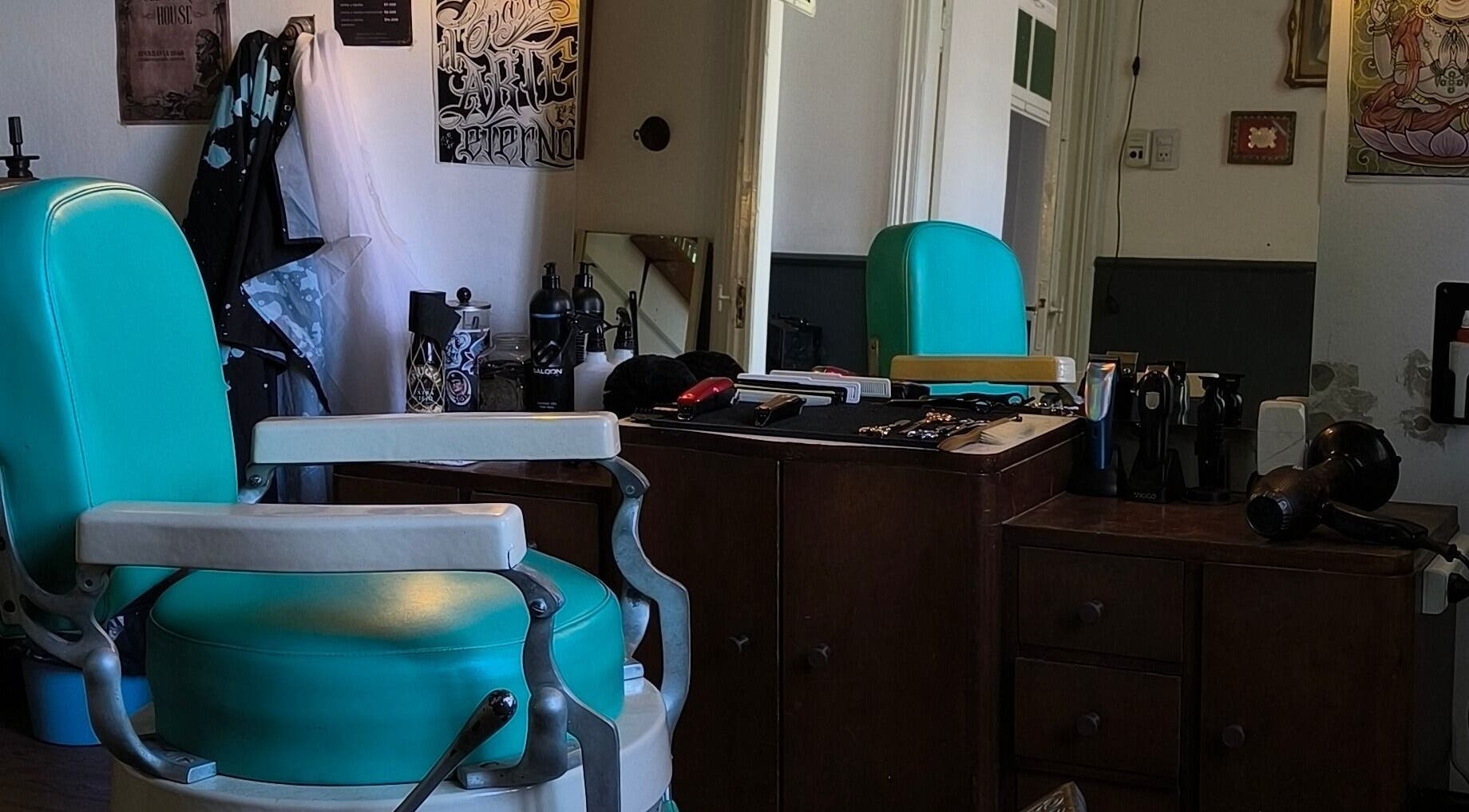Silla de barbero vintage en Barberia Dandy, Cañada De Gomez, Santa Fe, AR. Decoración clásica y herramientas profesionales.