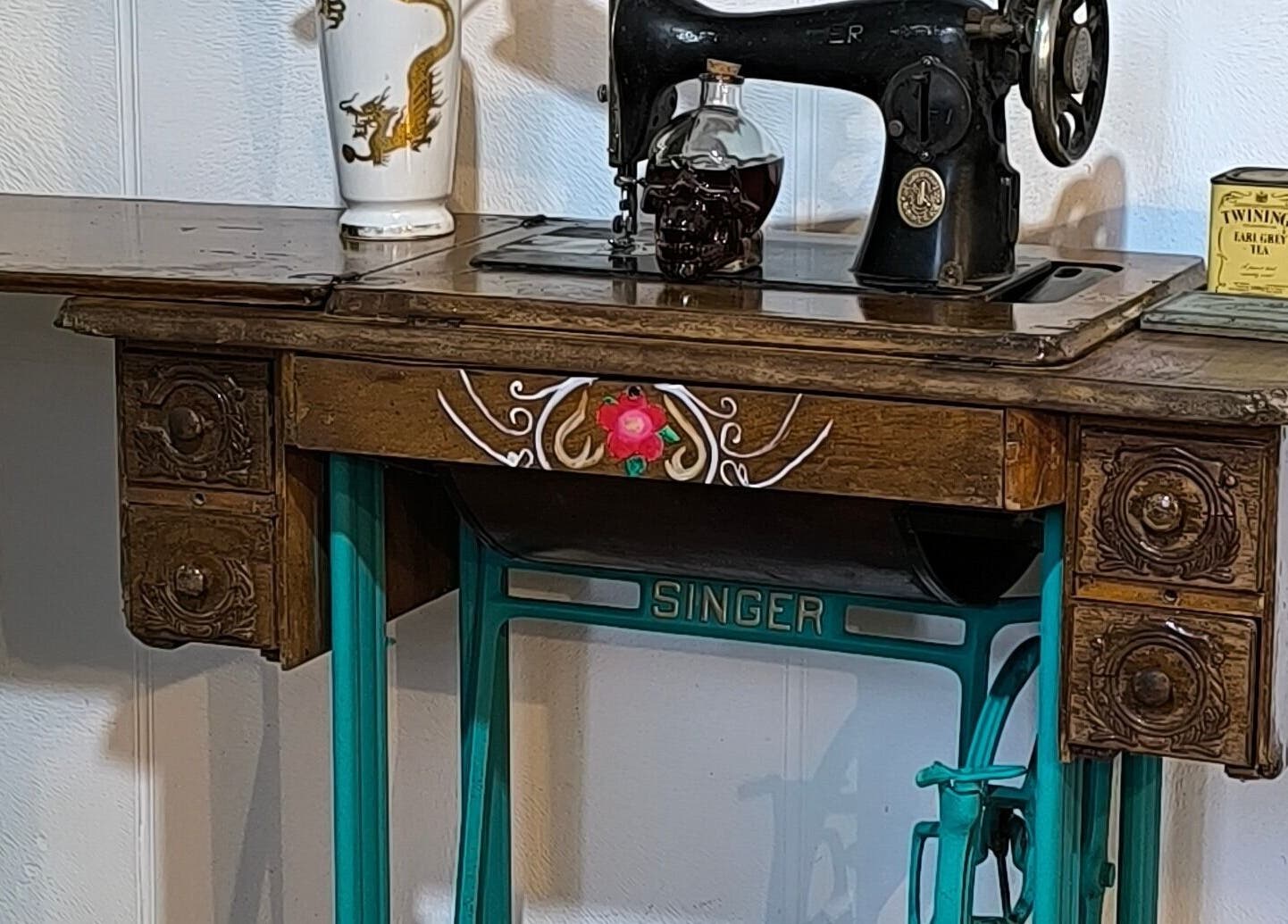 Máquina de coser antigua en Barberia Dandy, Cañada De Gomez, Santa Fe, AR. Un toque clásico al ambiente.