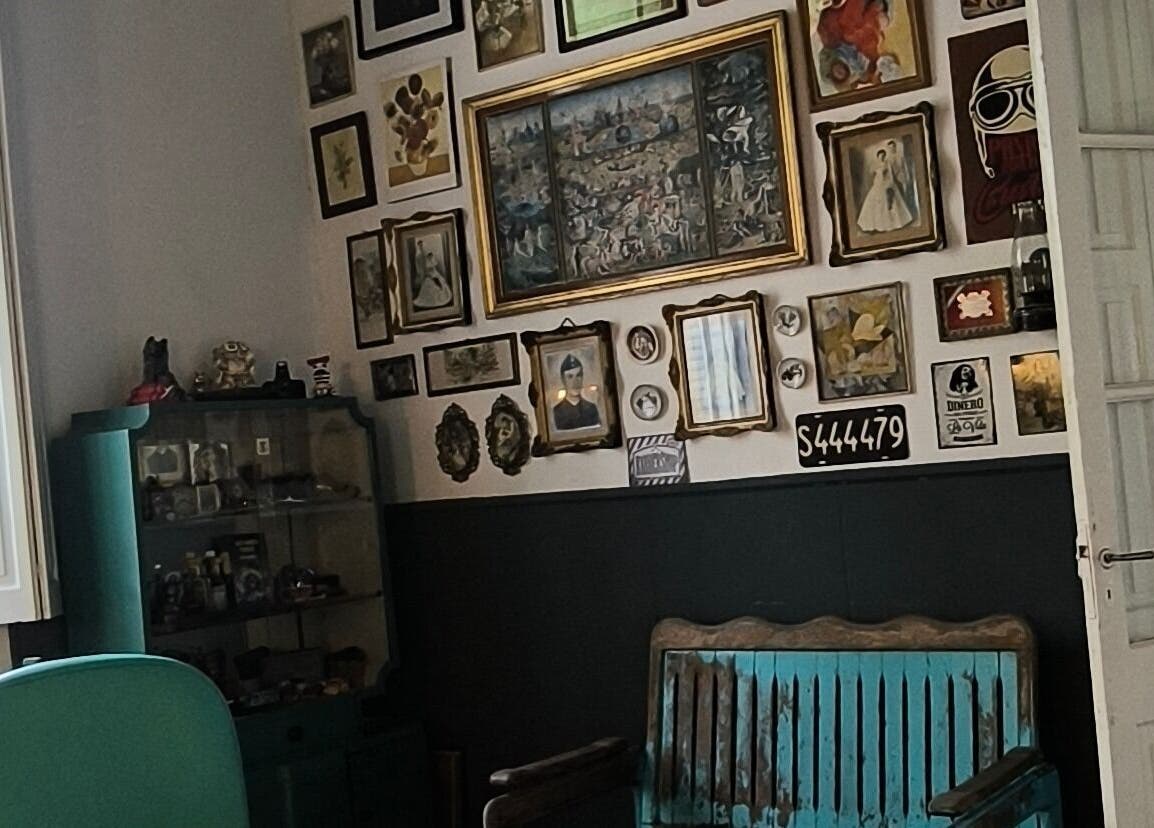 Interior artístico de Barberia Dandy en Cañada De Gomez, Santa Fe, AR con decoración de cuadros únicos.