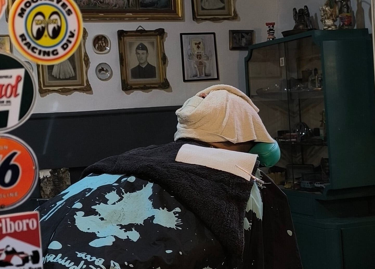 Cliente relajándose con toallas calientes en Barberia Dandy, Cañada De Gomez, Santa Fe, AR.