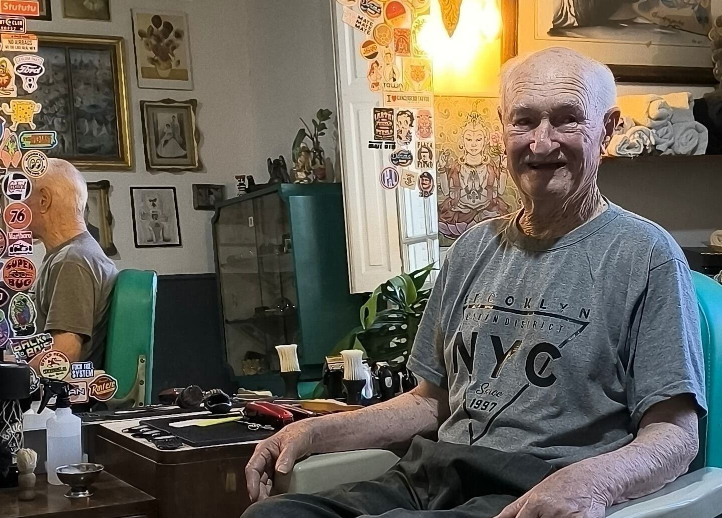 Interior de Barberia Dandy en Cañada De Gomez, Santa Fe, AR, con un cliente mayor sonriendo en la silla.