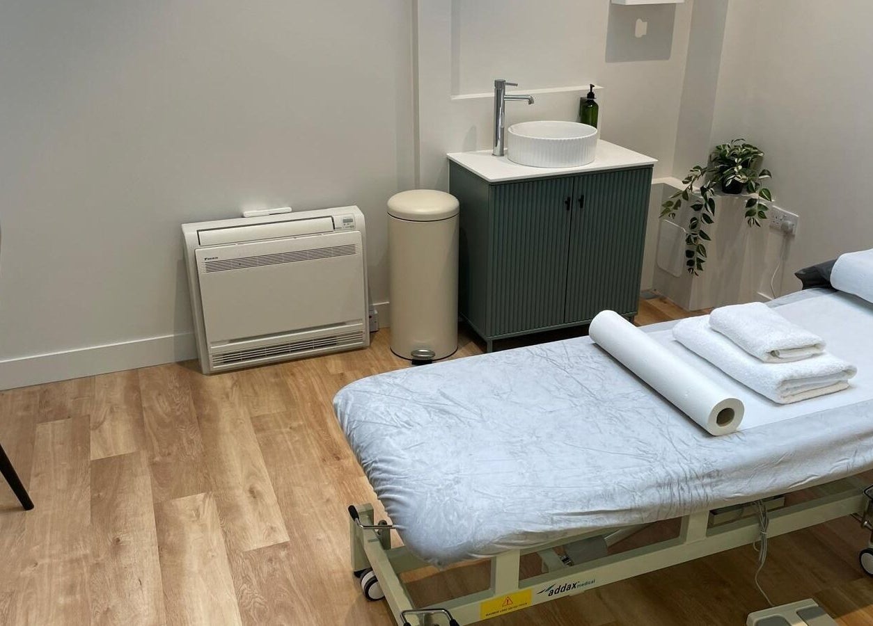 Relaxing treatment room at Maen (Men) Old Street, London, England, GB with massage table and modern decor.