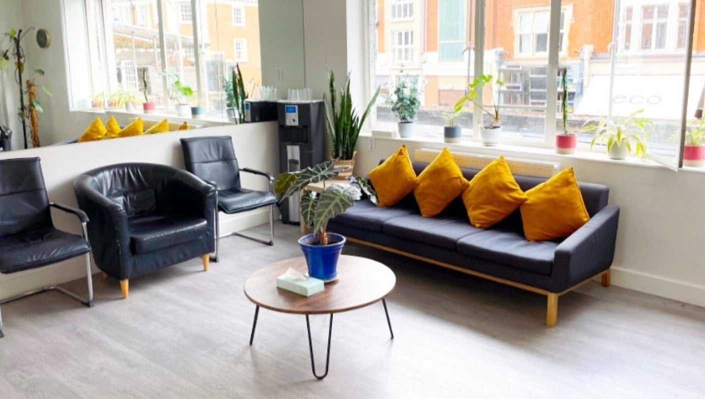 Modern lounge area at Maen (Men) London Clapham, London, England, GB, featuring chic seating and vibrant decor.