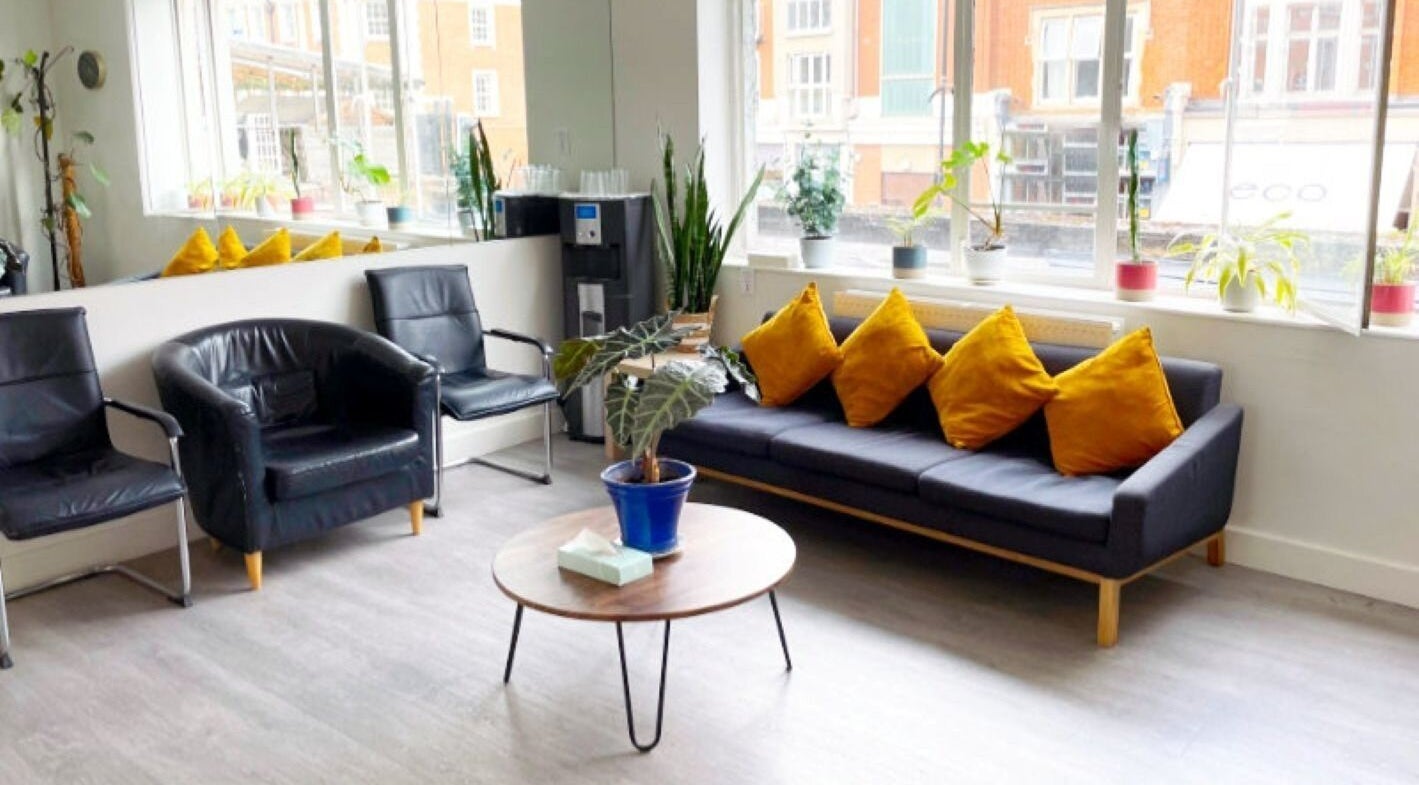 Modern lounge area at Maen (Men) London Clapham, London, England, GB, featuring chic seating and vibrant decor.