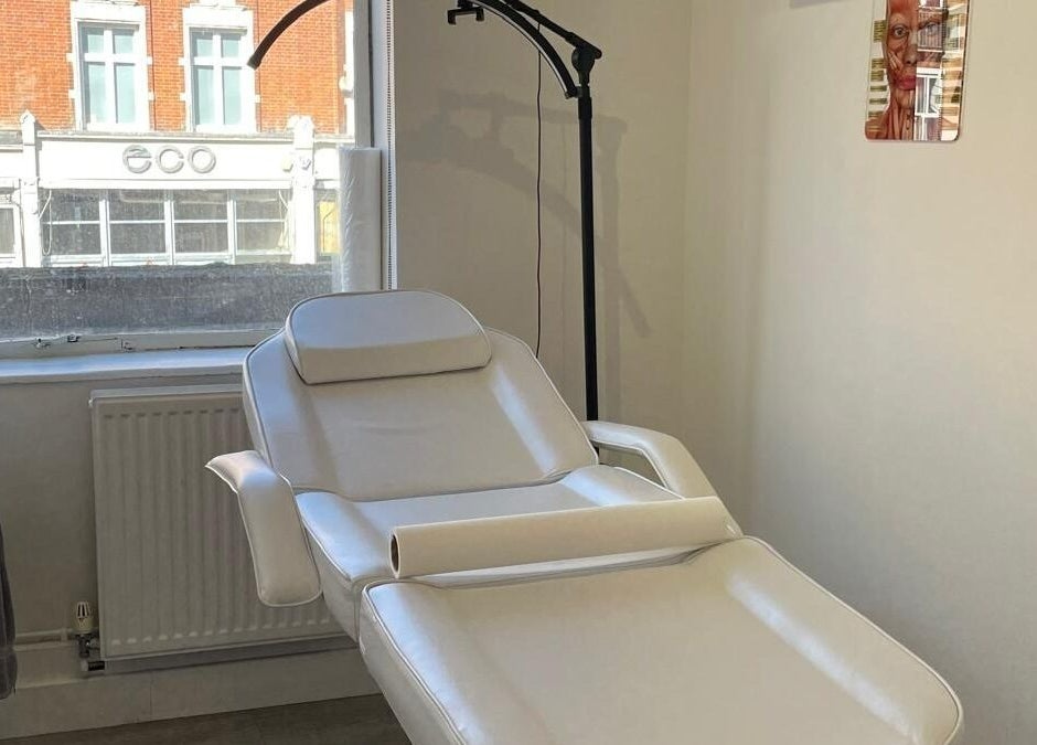Modern spa chair in Maen (Men) London Clapham, London, England, GB. Bright therapy room with stylish decor.