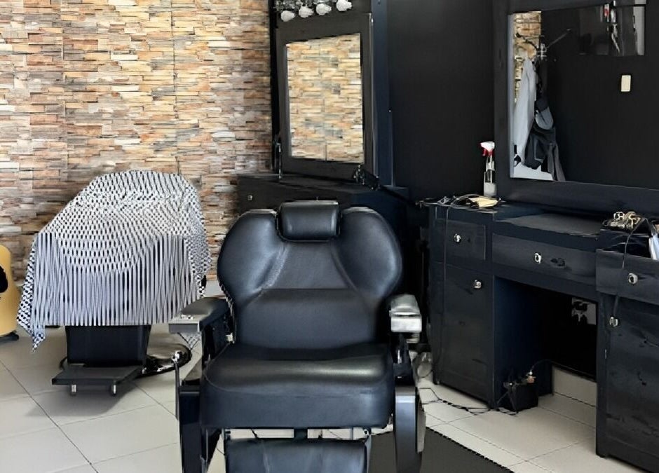 Interior de Georgie Barbershop en Hermosillo, Sonora, MX, con silla de barbería y decoración elegante.