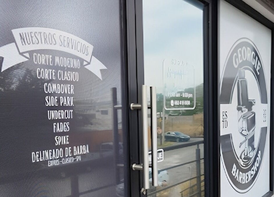 Entrada de Georgie Barbershop en Hermosillo, Sonora, MX, mostrando servicios y logotipo.