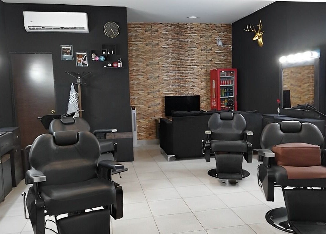 Interior de Georgie Barbershop en Hermosillo, Sonora, MX. Sillas de barbería y decoración elegante.