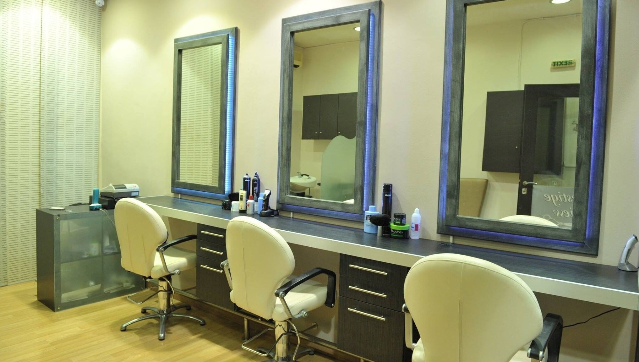 Κομμωτήριο Prestige View με άνετες καρέκλες και καθρέφτες στην Ίλιον, GR.