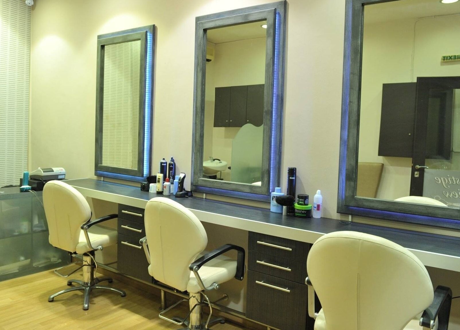 Κομμωτήριο Prestige View με άνετες καρέκλες και καθρέφτες στην Ίλιον, GR.