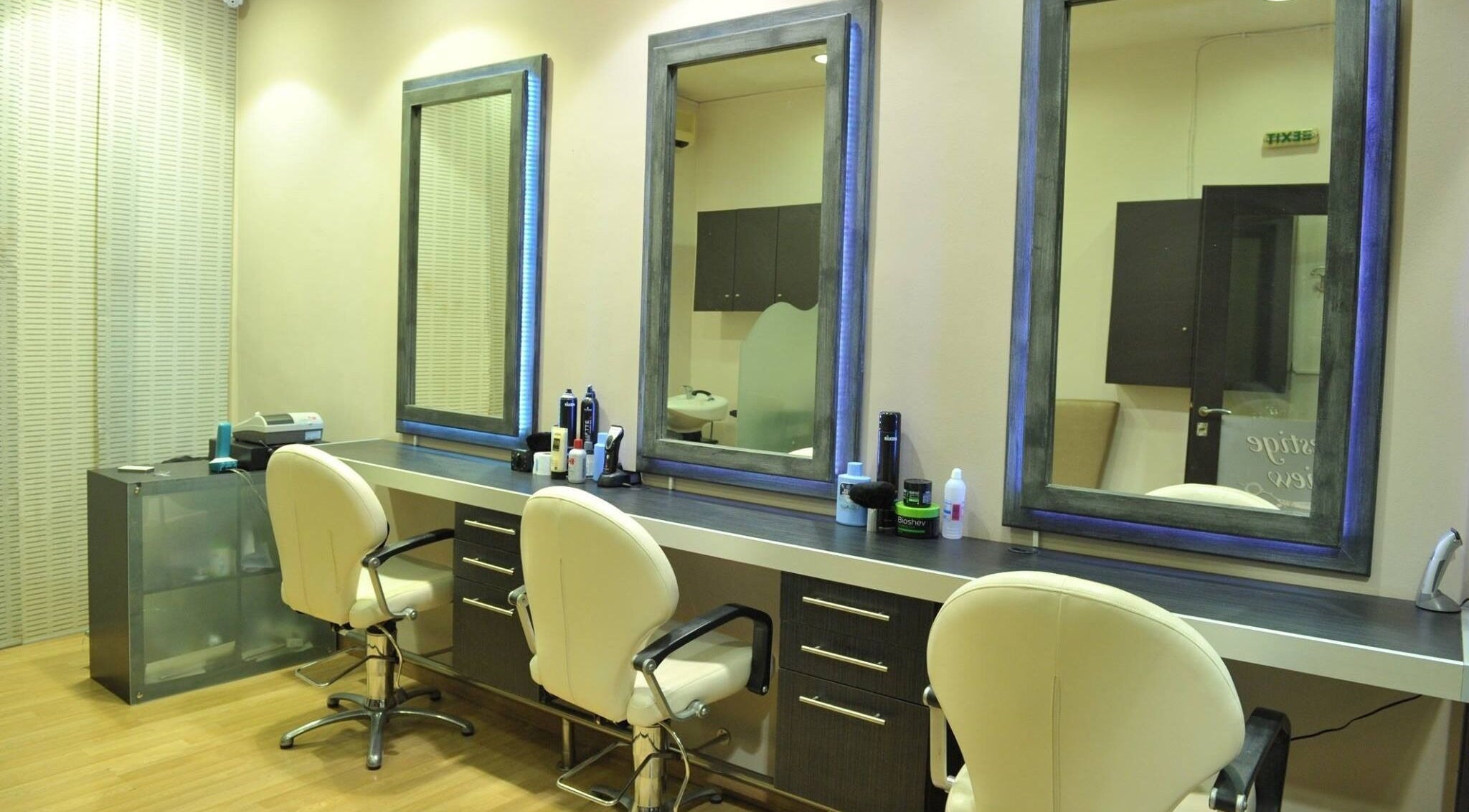 Κομμωτήριο Prestige View με άνετες καρέκλες και καθρέφτες στην Ίλιον, GR.