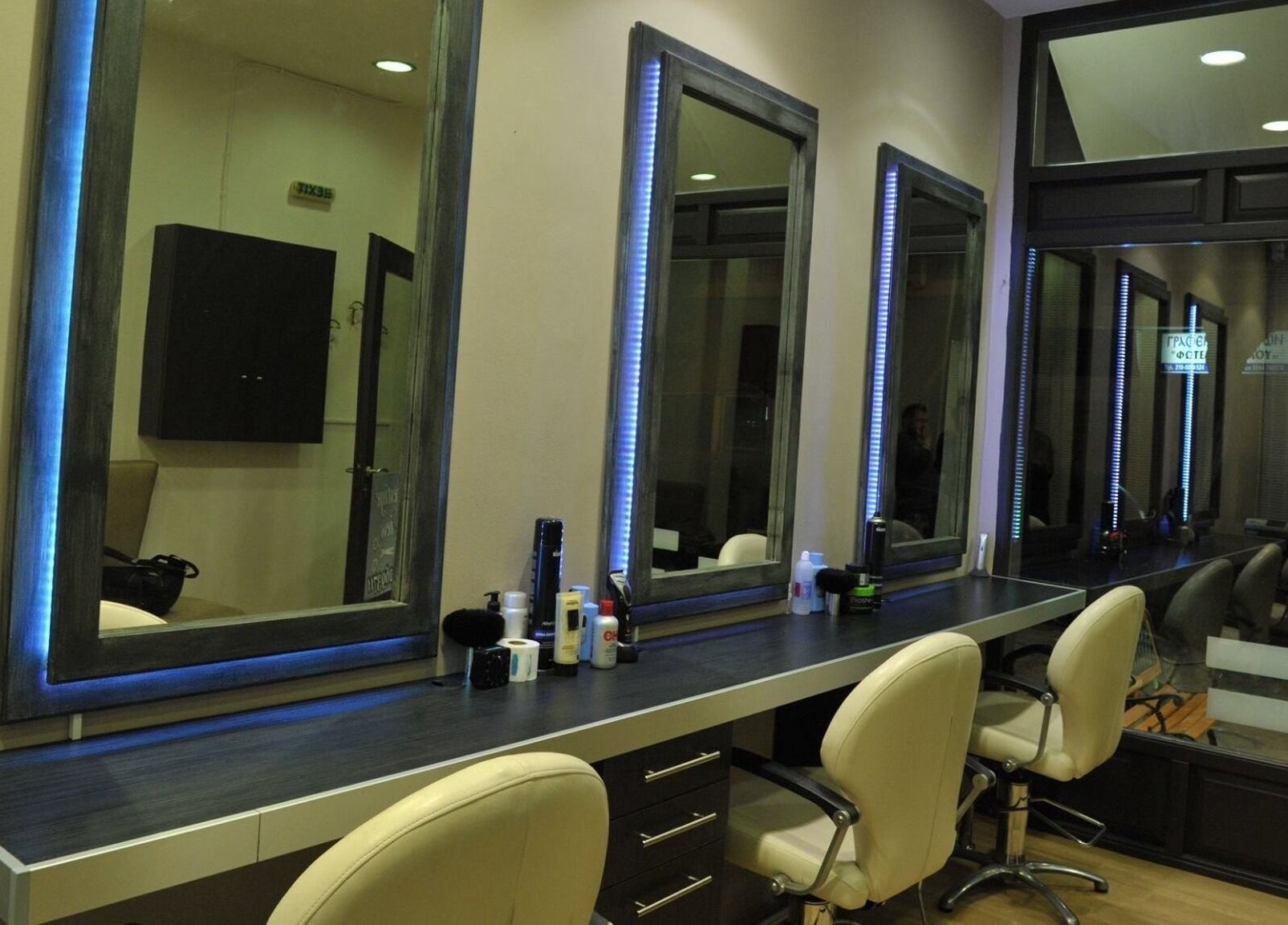 Φωτογραφία εσωτερικού χώρου σαλόνι στον Prestige View, Ίλιον, GR με κομψά καθίσματα και καθρέφτες.