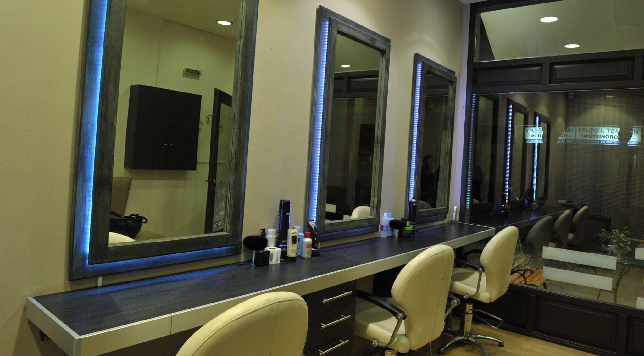 Φωτογραφία εσωτερικού χώρου σαλόνι στον Prestige View, Ίλιον, GR με κομψά καθίσματα και καθρέφτες.