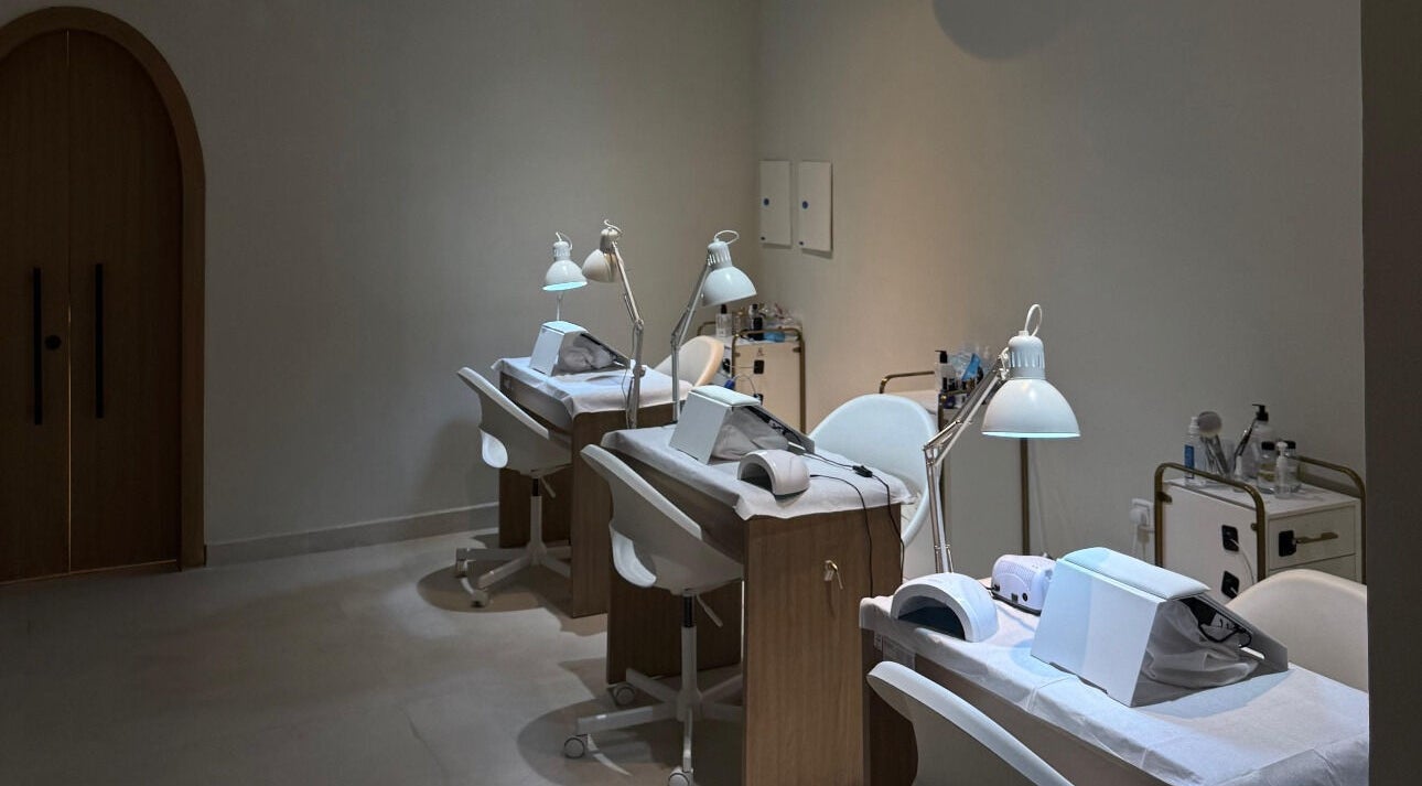 Peaceful manicure stations at Nevvi Beauty Salon, Riyadh, SA offering serene wellness experiences.