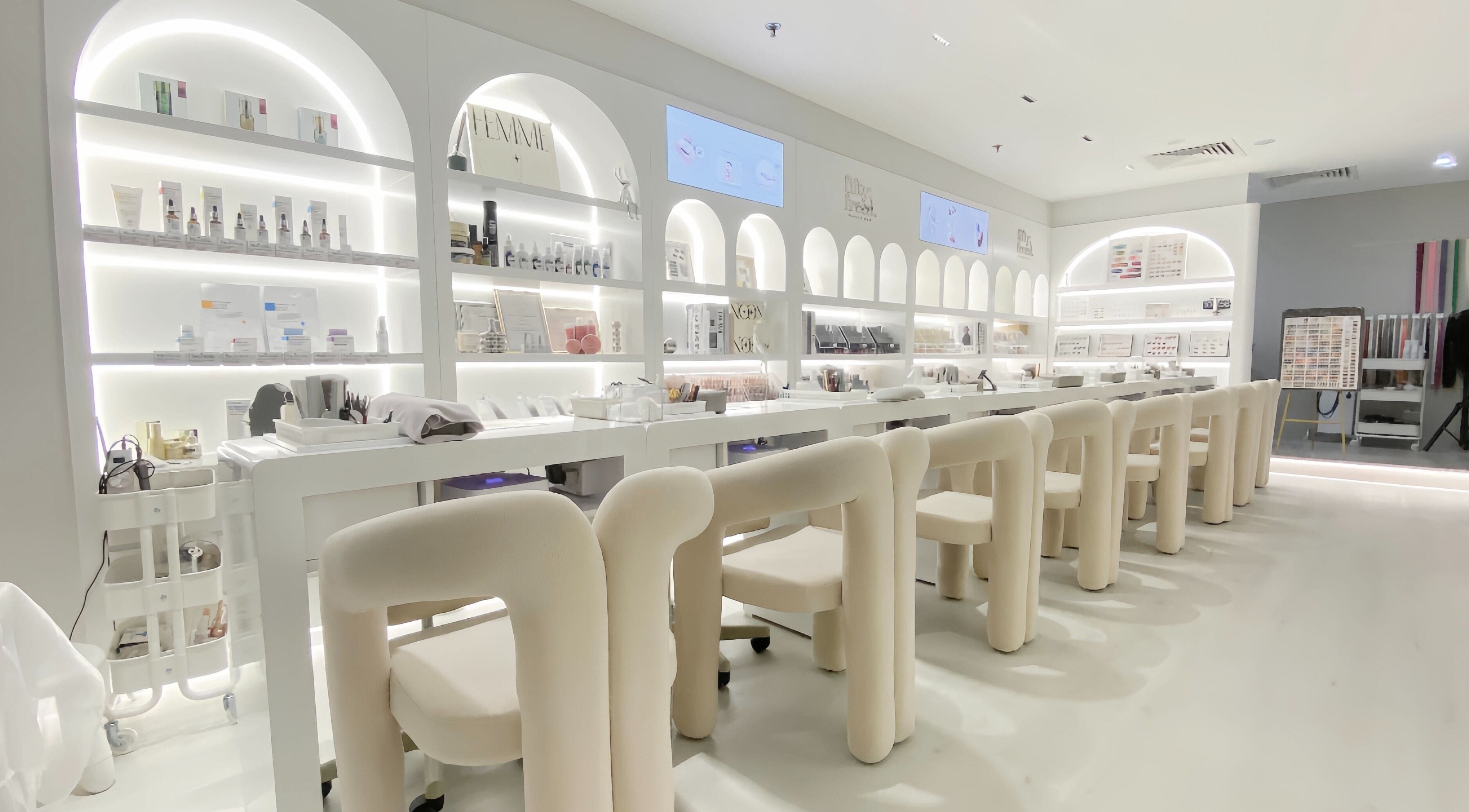 Elegant interior of @fiftyfreed.sg - Cuppage Plaza, Singapore, Singapore, SG featuring modern beauty workstations.
