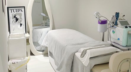 Calm treatment room at @fiftyfreed.sg - Choa Chu Kang, Singapore, SG with cozy bed and advanced equipment.