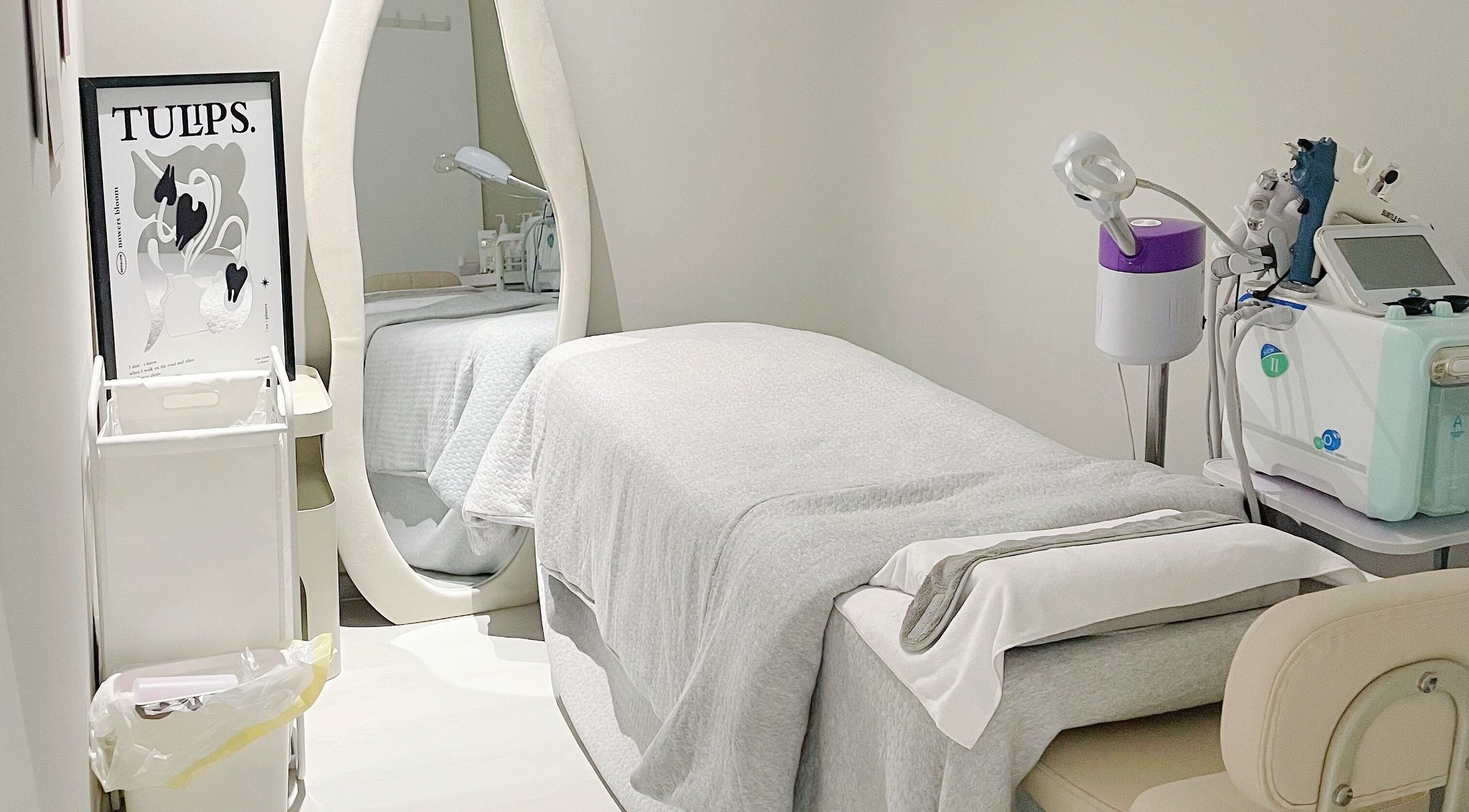 Calm treatment room at @fiftyfreed.sg - Choa Chu Kang, Singapore, Singapore, SG with modern spa equipment.