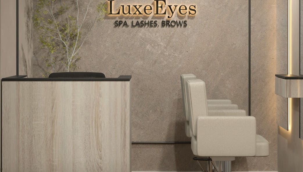 Reception area of Luxe Eyes in Medellín, Antioquia, CO with chic modern design and comfortable seating.