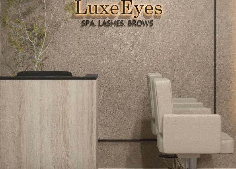Reception area of Luxe Eyes in Medellín, Antioquia, CO with chic modern design and comfortable seating.