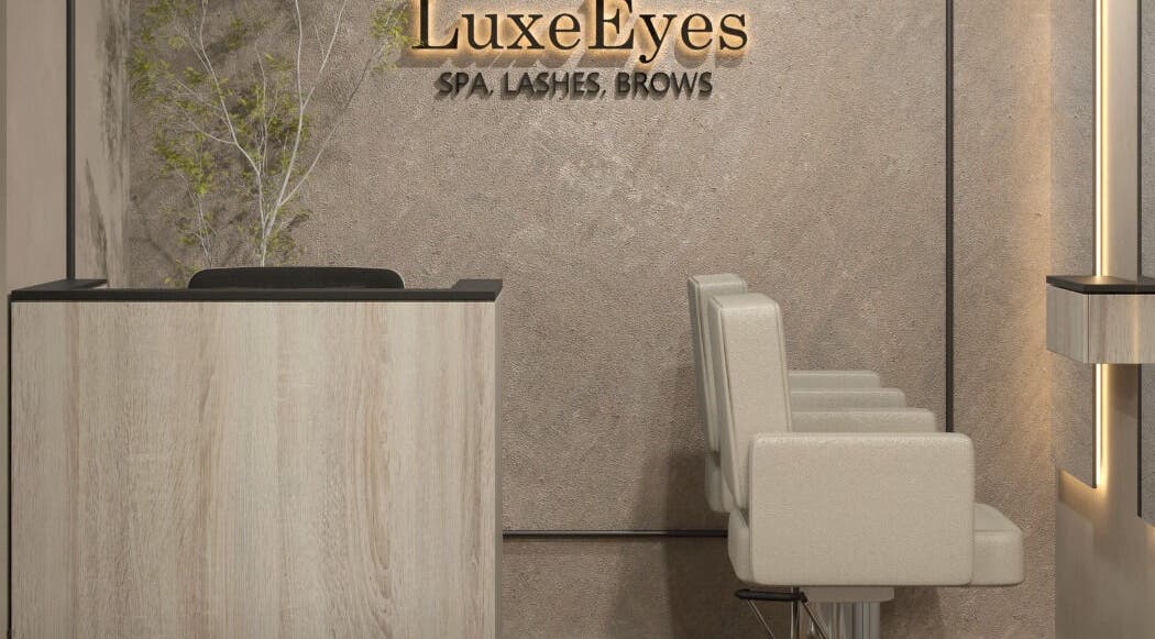 Reception area of Luxe Eyes in Medellín, Antioquia, CO with chic modern design and comfortable seating.