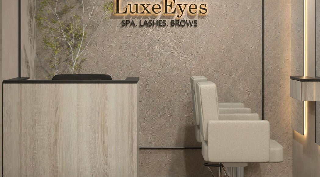 Reception area of Luxe Eyes in Medellín, Antioquia, CO with chic modern design and comfortable seating.