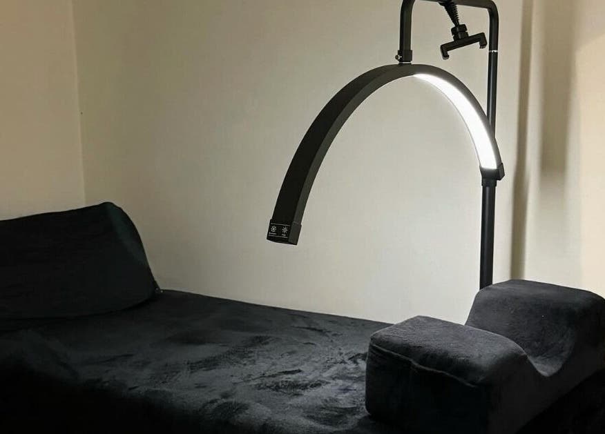 Relaxing spa bed setup at Luxe Eyes, Medellín, Antioquia, CO, ideal for wellness treatments.