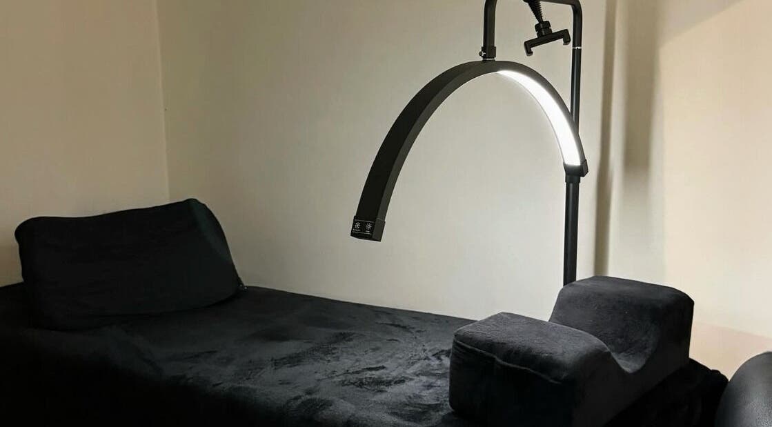 Relaxing spa bed setup at Luxe Eyes, Medellín, Antioquia, CO, ideal for wellness treatments.