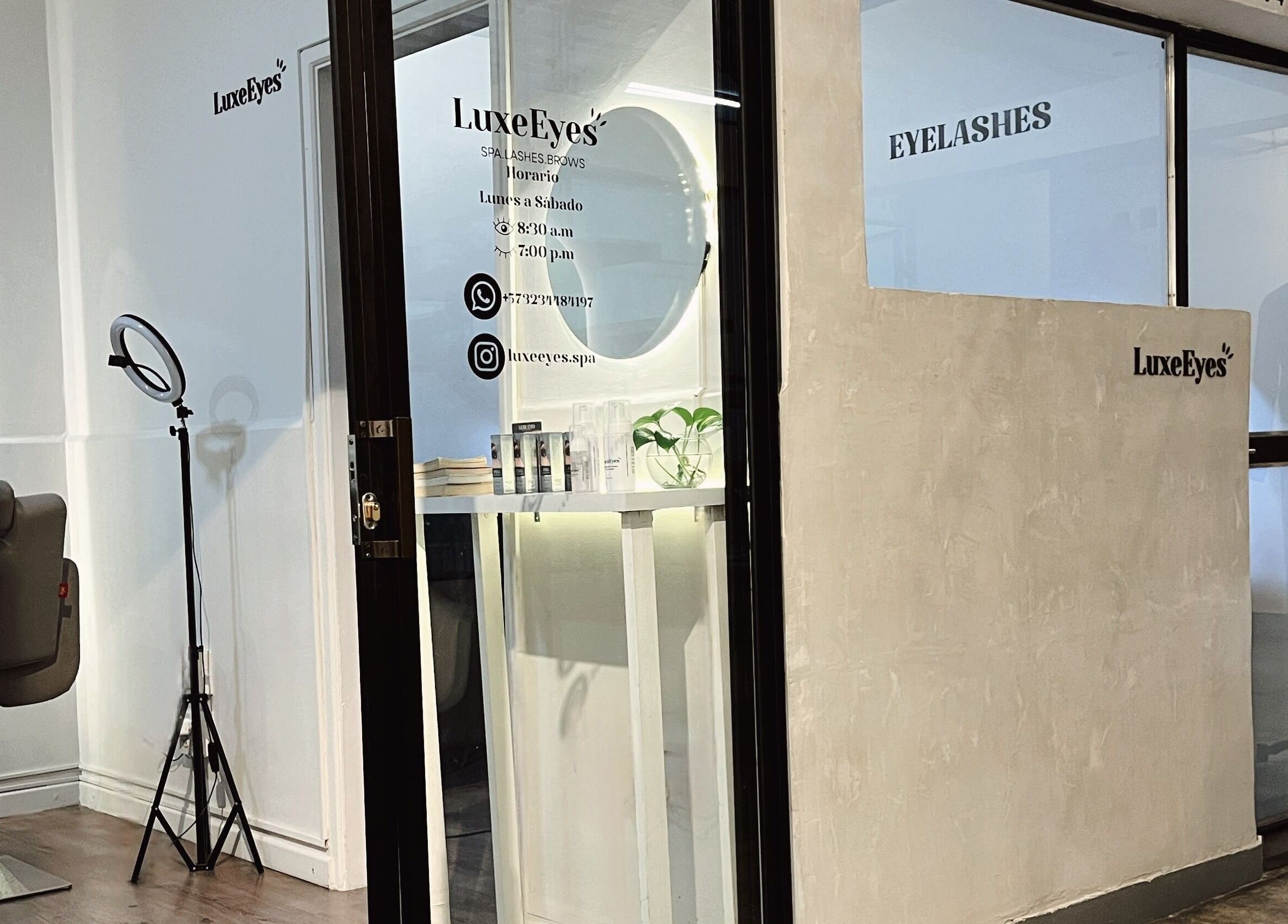 Sophisticated entrance of Luxe Eyes in Medellín, Antioquia, CO showcasing a modern beauty setup.