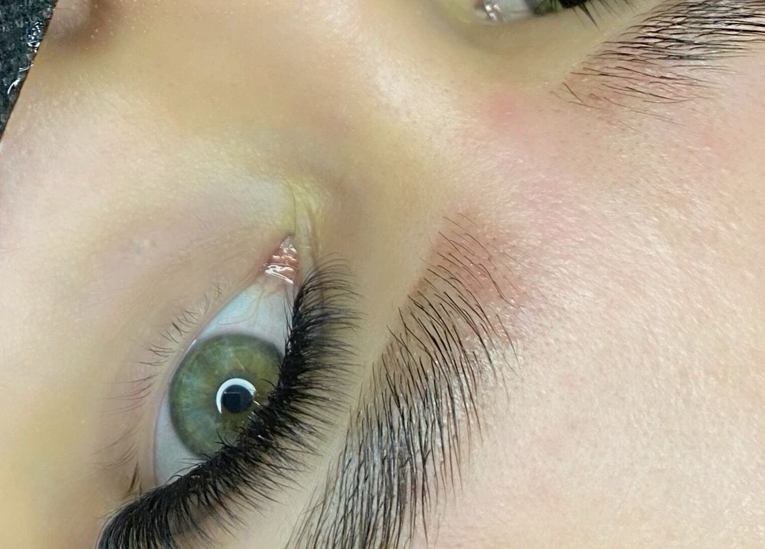 Perfectly groomed eyebrow and lashes at Luxe Eyes, Medellín, Antioquia, CO, showcasing beauty expertise.