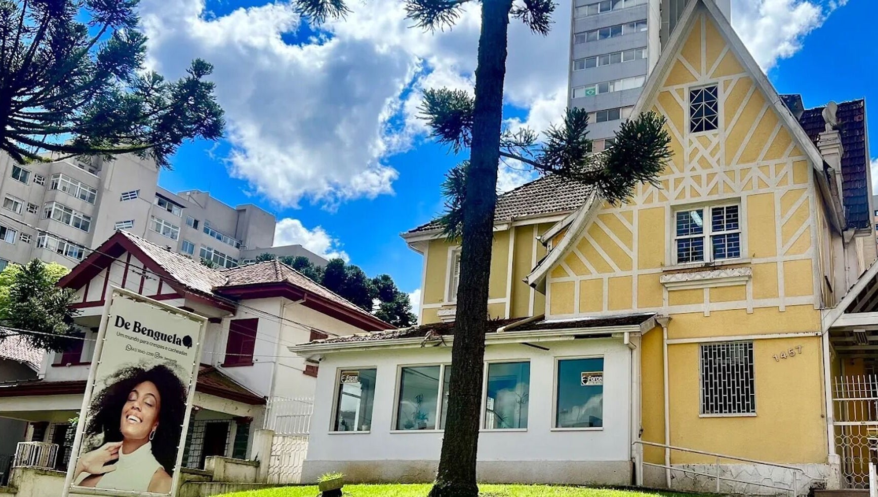 Fachada clássica de Loja Curitiba, beleza e bem-estar em Paraná, Paraná, BR.
