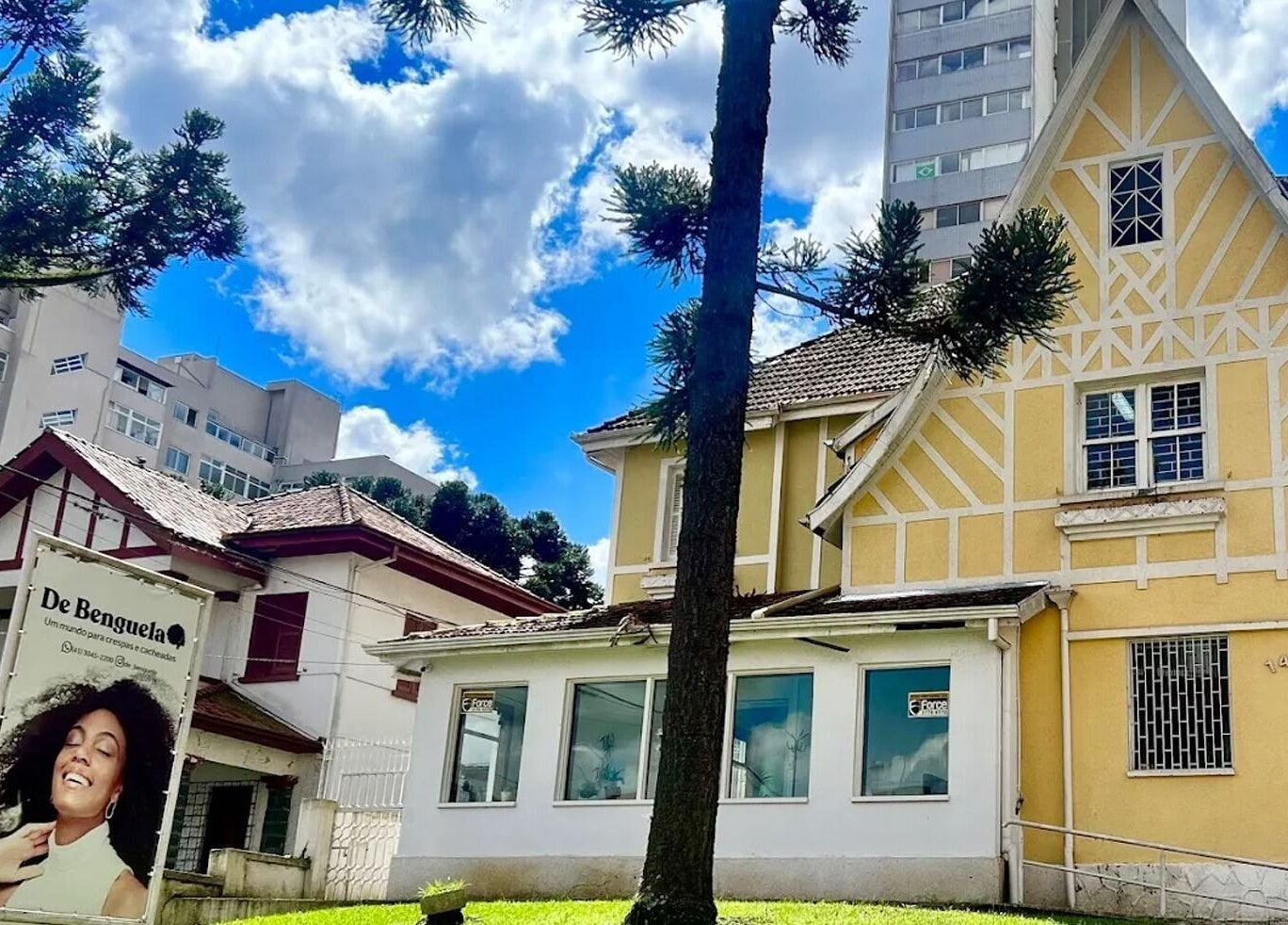 Fachada clássica de Loja Curitiba, beleza e bem-estar em Paraná, Paraná, BR.