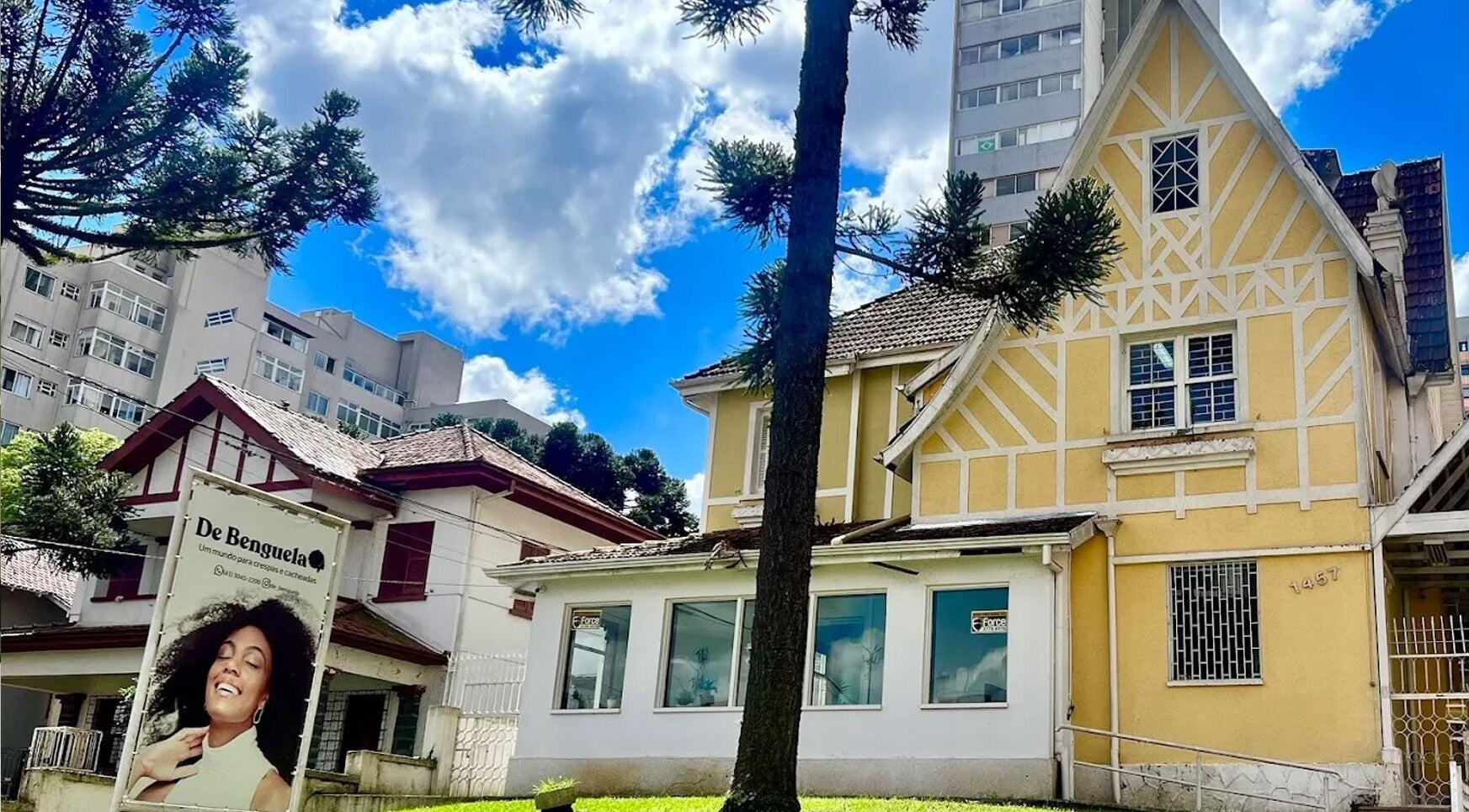 Fachada clássica de Loja Curitiba, beleza e bem-estar em Paraná, Paraná, BR.