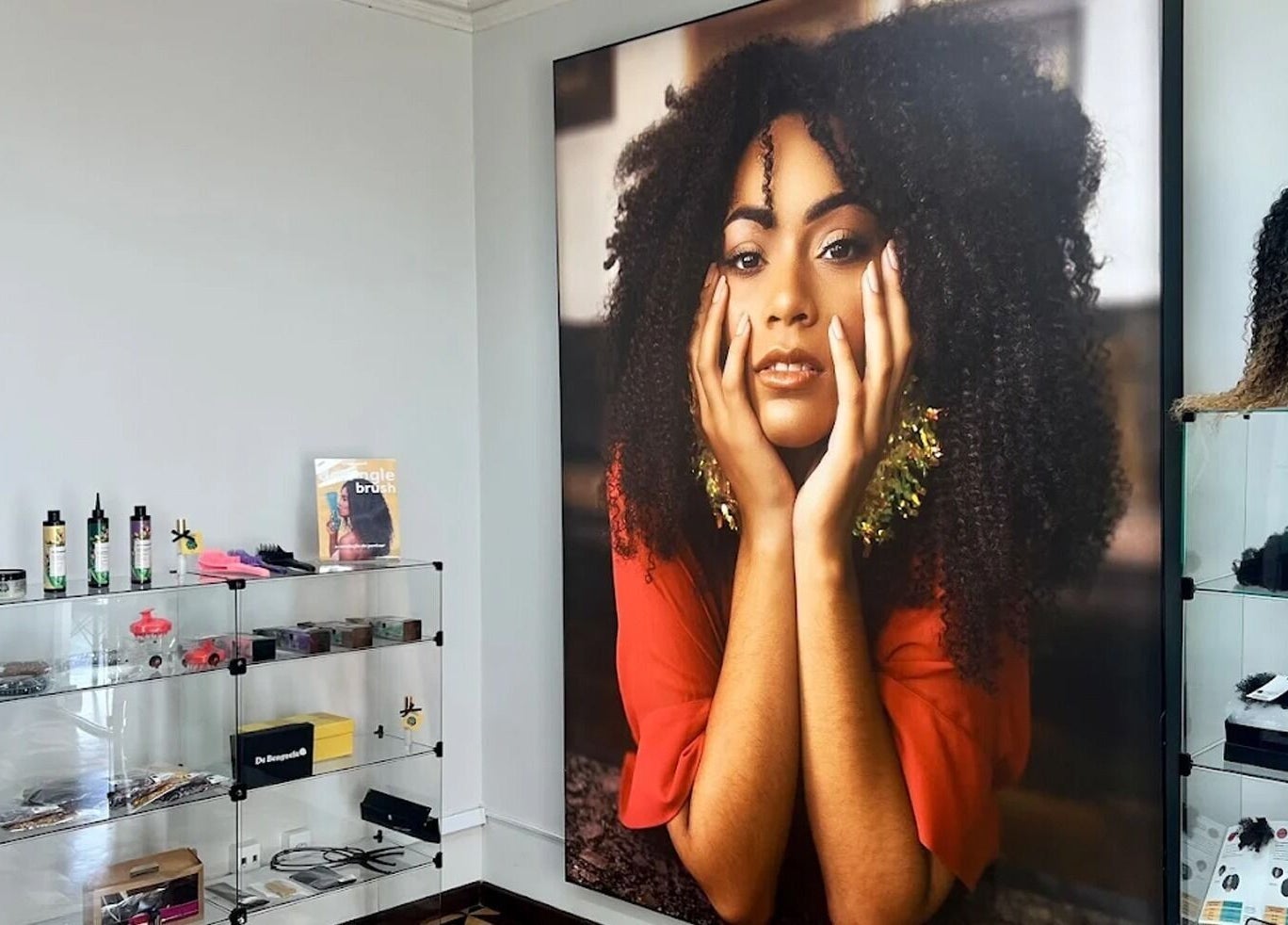 Interior da Loja Curitiba, Paraná, Paraná, BR com produtos capilares e imagem inspiradora na parede.