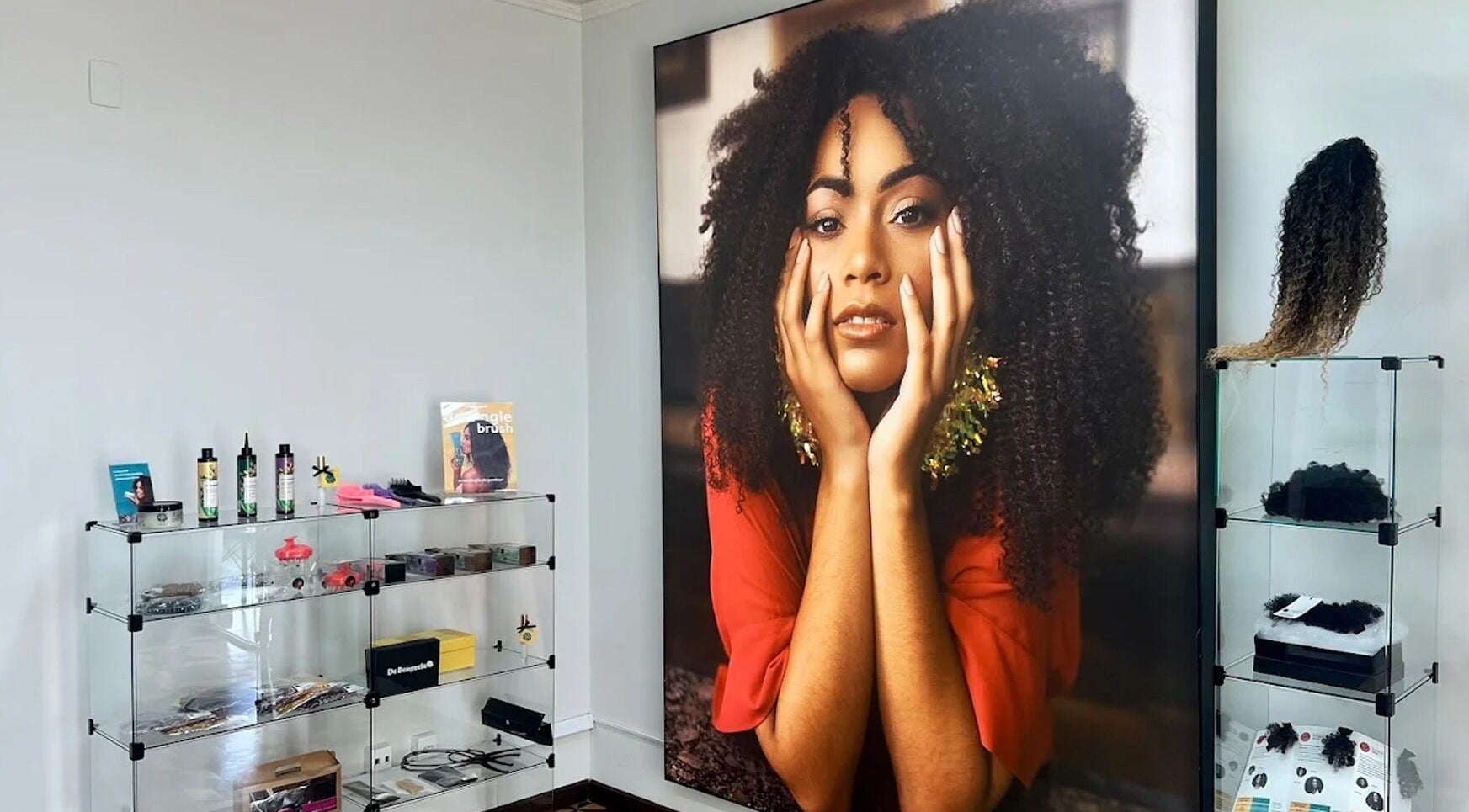 Interior da Loja Curitiba, Paraná, Paraná, BR com produtos capilares e imagem inspiradora na parede.