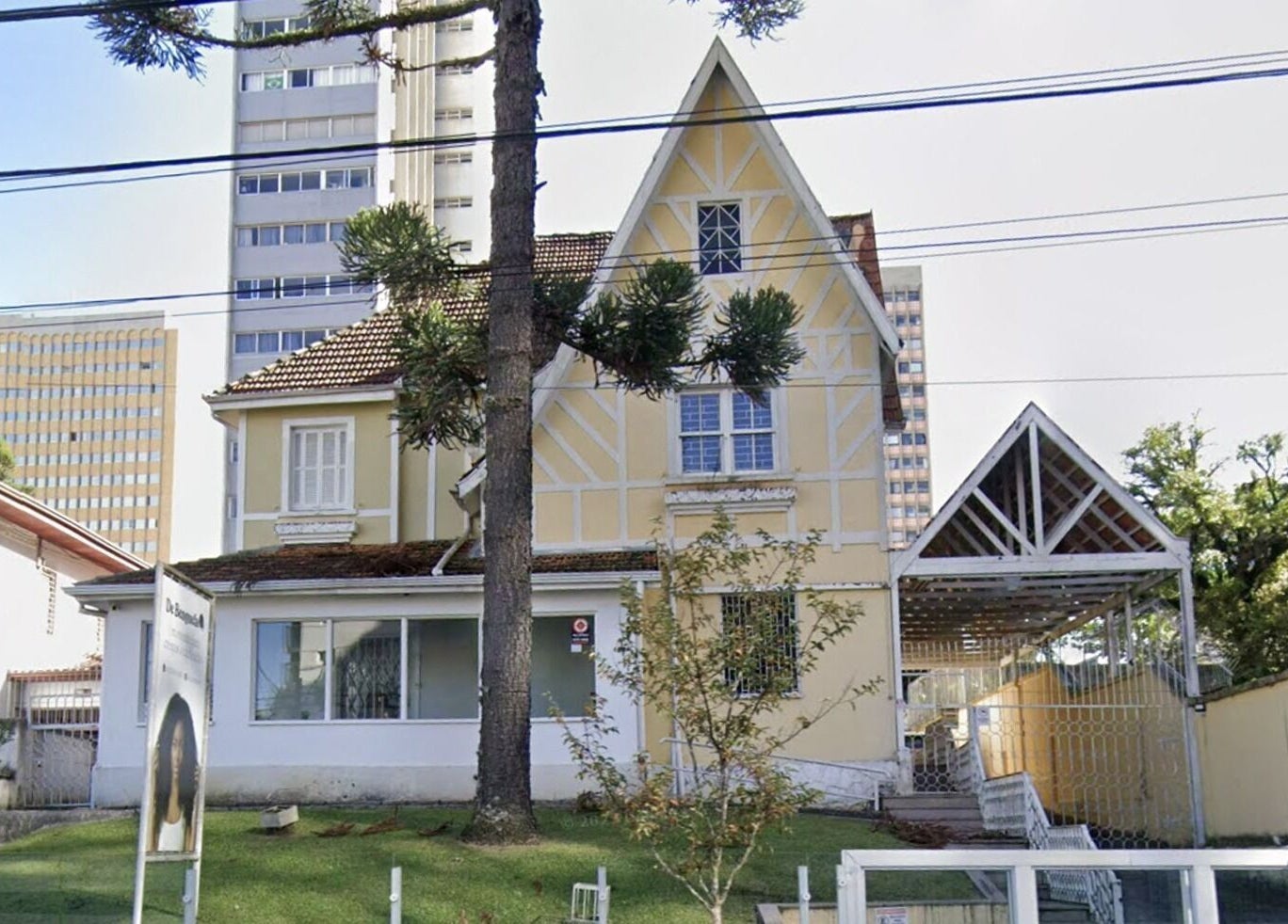 Fachada charmosa da Loja Curitiba em Paraná, Paraná, BR, destacando arquitetura única e convidativa.