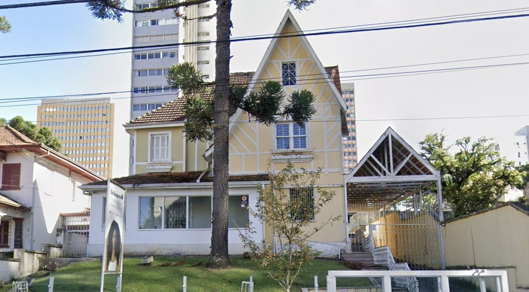 Fachada charmosa da Loja Curitiba em Paraná, Paraná, BR, destacando arquitetura única e convidativa.